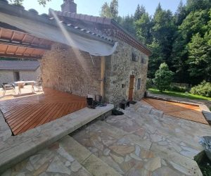 Terrasse bois et marches pierres Auvergne